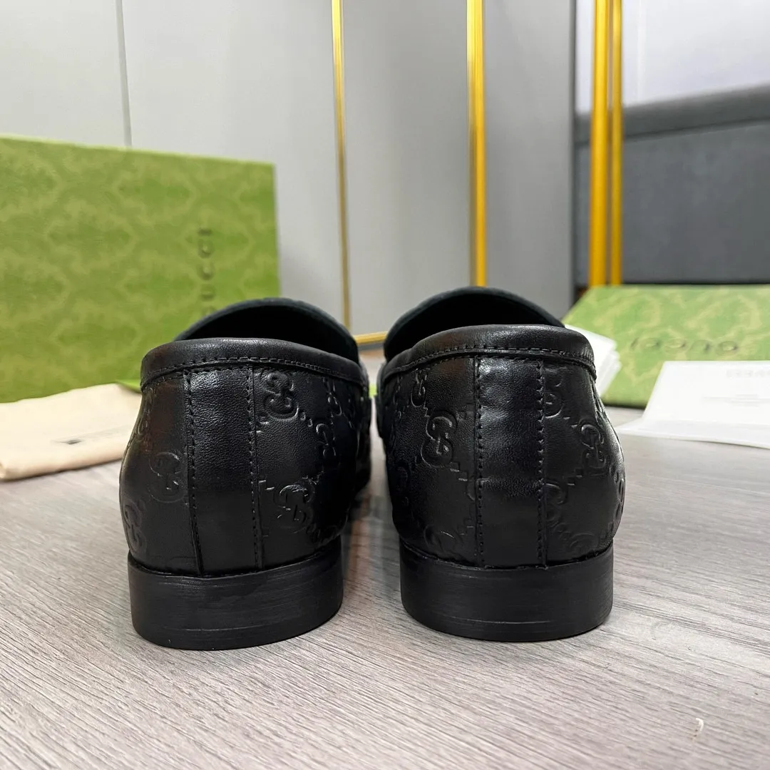 Ex-factory price: 480💰-(Gucci) men’s loafers! Genuine molded horsebit, a classic must-have for your shoe cabinet! The feet are particularly delicate! This Gucci original version is a set last, and we are consistent with the counter! Therefore, it is more comfortable in terms of last shape and comfort! Take it to the counter and compare at will! Good shoes are more than just what they make! But grasp the essence from the inside out! Material: Imported first-layer cowhide! Genuine leather outsole imported from Italy, size: 39-44 (38/45 customized, non-refundable)